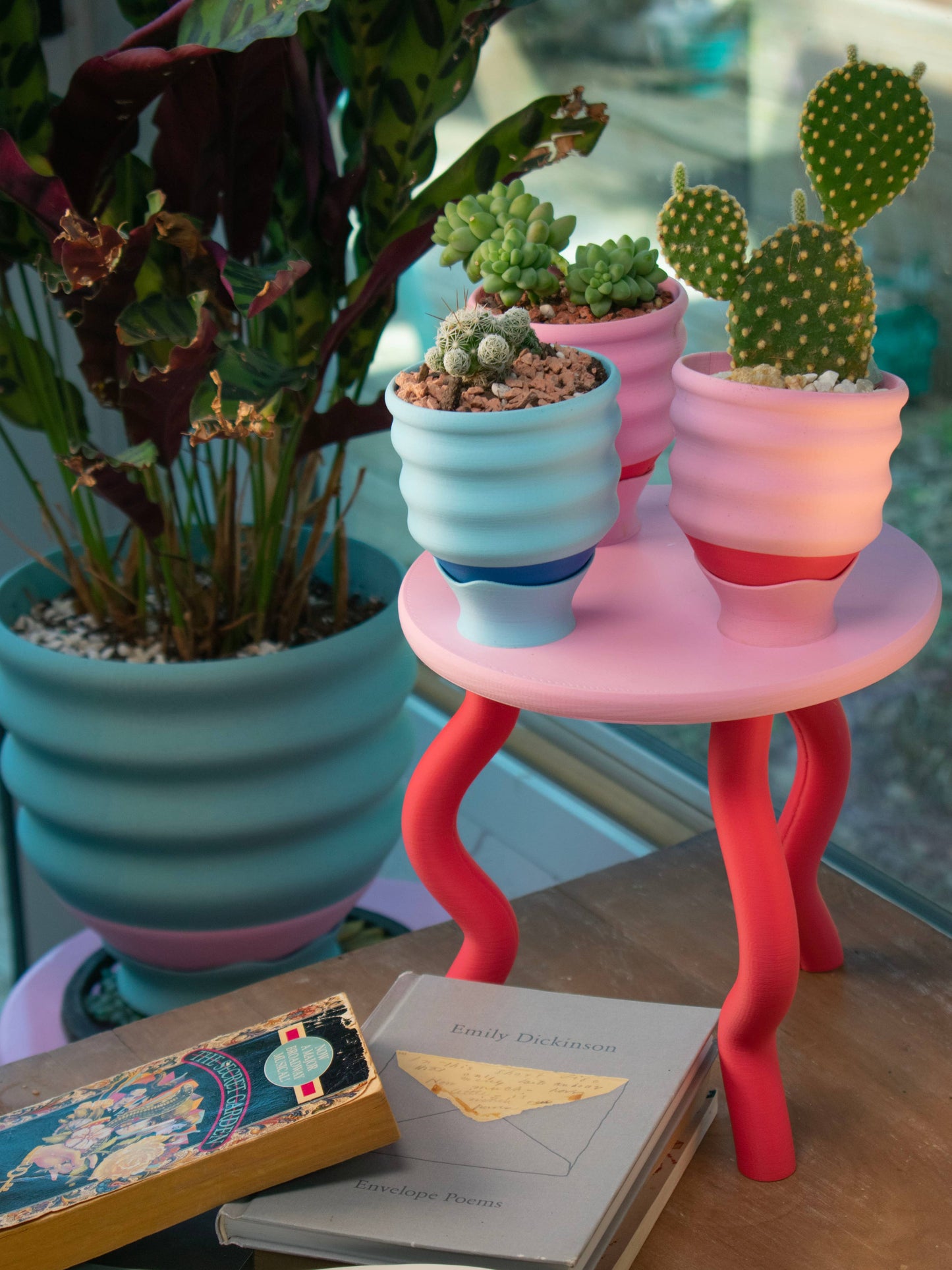 Wavy Plant Stand: Red + Pink